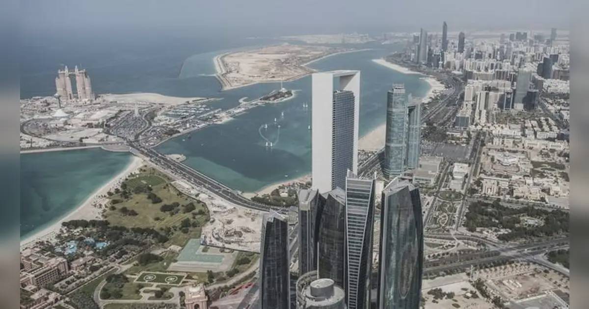 مشترو أبوظبي يتجهون نحو العقارات الفاخرة وخارج الخارطة وسط تراجع حجم الصفقات