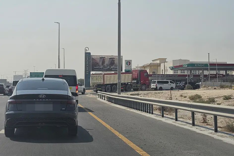 سائقو دبي يتسابقون لتعبئة خزانات سياراتهم قبل ارتفاع أسعار الوقود في أكتوبر