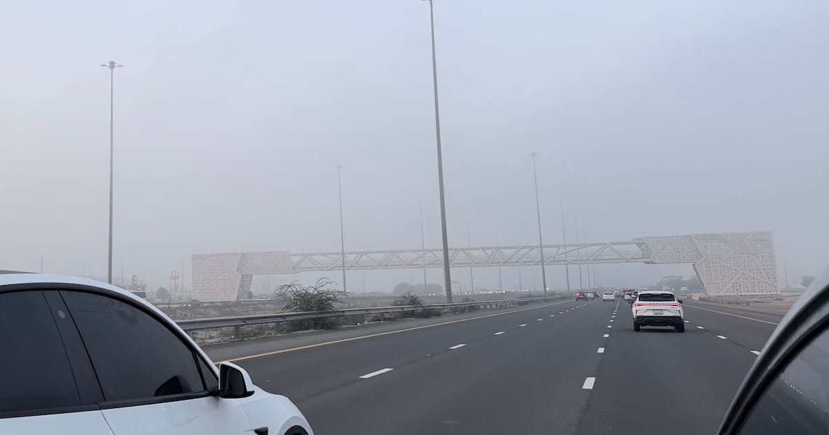 شرطة أبوظبي تخفض السرعة إلى 80 كم/س بسبب الشبورة الصباحية